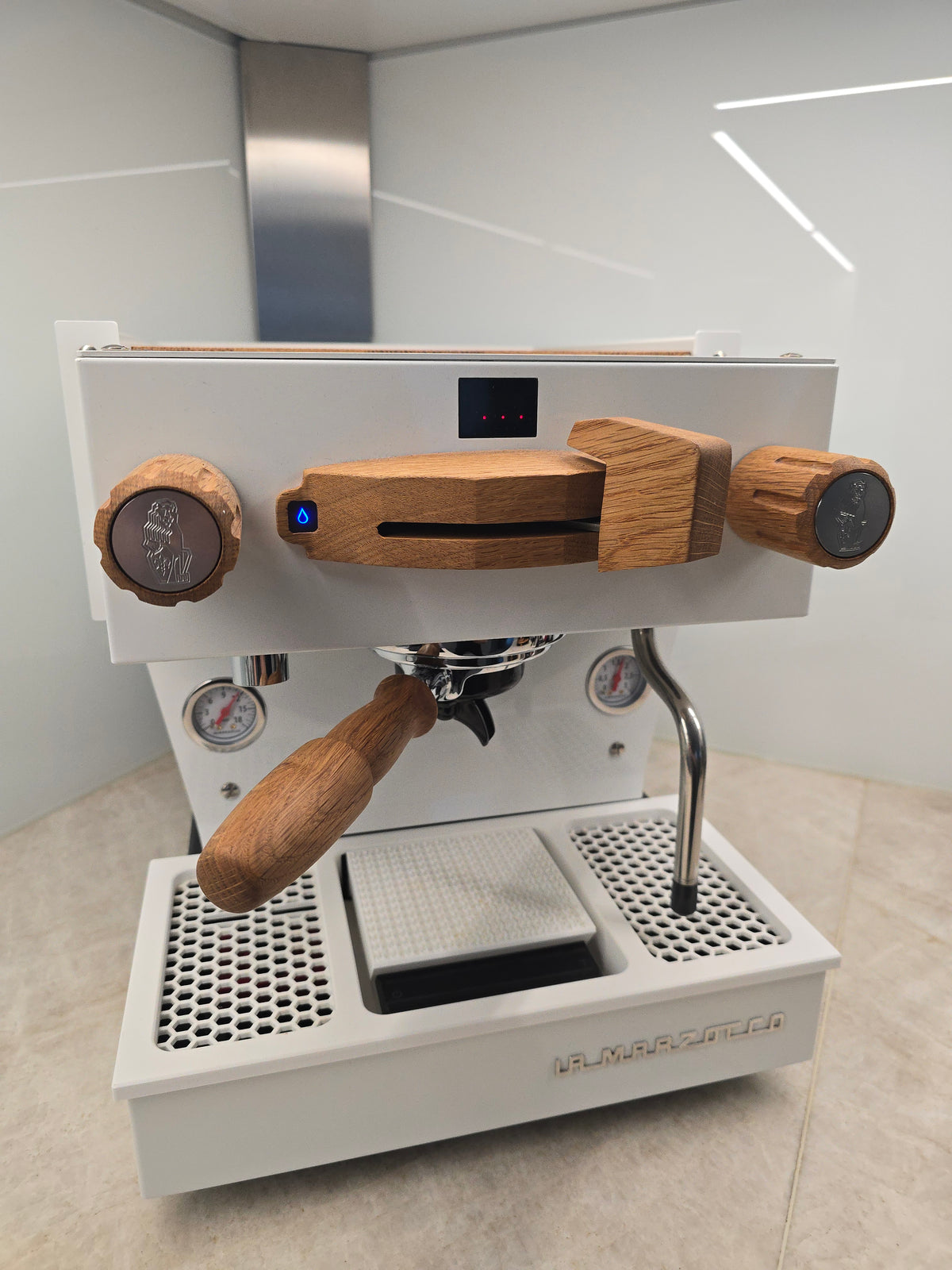 La Marzocco Linea Mini R – Acaia Lunar Abtropfgitter