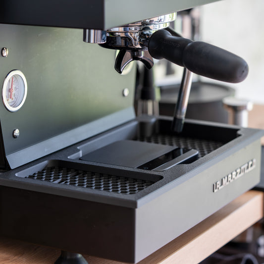 La Marzocco Linea Mini und Mini R Zubehör – Abtropfgitter mit Waagen-Aussparung (Acaia Lunar Driptray)