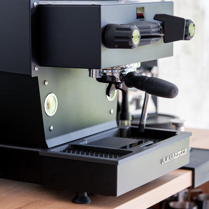 La Marzocco Linea Mini und Mini R Zubehör – Abtropfgitter mit Waagen-Aussparung (Acaia Lunar Driptray)
