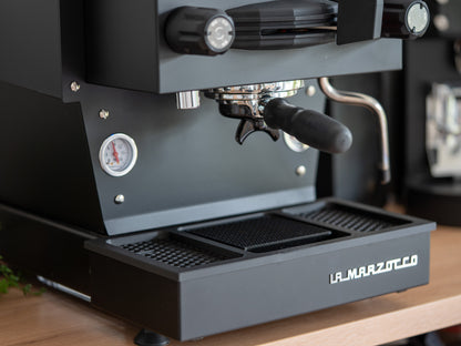 La Marzocco Linea Mini R – Acaia Lunar Abtropfgitter